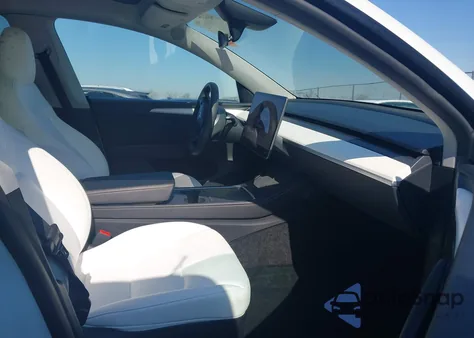 2024 Tesla Model Y Long Range Single Motor Rear-Wheel Drive/Rwd z USA, uszkodzony, nr VIN 7SAYGDED3RF093468